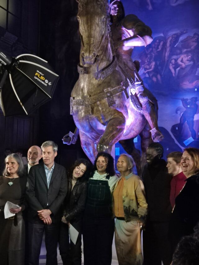 Félicitations aux lauréats des bourse des #amisdesbeauxartsdeparis  @carolineailleret
@la__chadepretty @marionchaill @winca4 célèbres le 8 décembre 2025 lors du traditionnel dîner de gala des #amisdesbeauxartsdeparis 
Le dîner de gala
Il se déroule dans la chapelle des Petits-Augustins, lieu emblématique de @beauxartsparis . Ce moment rare et chaleureux rassemble, sans hiérarchie, des personnalités du monde de l’art et de la culture, de l’entreprise, ainsi que des artistes, amateurs d’art, collectionneurs et mécènes qui partagent tous l’envie de soutenir la jeune création en France. Il donne l’occasion de décerner des bourses à de jeunes artistes diplômés depuis moins de 5 ans.