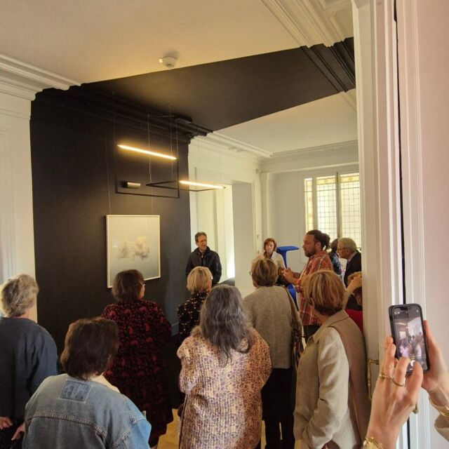 Visite de l'exposition "Le bureau des formes" @galerie_par_graf_notaires en collaboration avec @galeriebinome

L'exposition réunit les œuvres photographiques de trois artistes. De générations différentes, Thibault Brunet @brunetthibault (1982), Corinne Mercadier @corinne.mercadier (1955) et Laurent Millet @laurentmillet_atelier (1968) construisent des expériences visuelles qui visent à brouiller les repères entre réalité et fiction, photographie, dessin et volume.

Un dialogue entre formes suspendues, poétiques de la lumière et de la couleur.

Deux siècles après ses débuts, depuis ses procédés historiques jusqu’aux nouvelles technologies, la photographie ne cesse de se réinventer.

#artcontemporain #artcontemporain #artist #potogtaphy #amisdesbeauxartsdeparis #beauxartsparis #fineart #