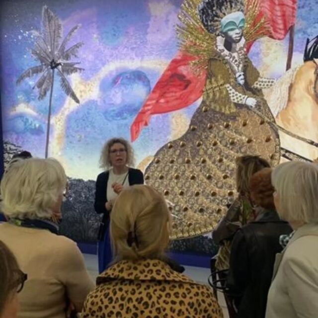 Les on visité l'exposition « Quelque part dans la nuit, le peuple danse » de l'artiste @raphaelbarontini @palaisdetokyo en compagnie de Daria de Beauvais, commissaire

@raphaelbarontini (diplômé des @beauxartsparis en 2009) opère une relecture de l’Histoire, notamment africaine et caribéenne, en proposant des narrations vivantes et mouvantes qui allient techniques contemporaines et archives du passé.

Il questionne la figuration et la tradition de la peinture classique avec une sélection d’œuvres récentes ou créées spécialement pour son exposition au Palais de Tokyo. Tableaux, costumes et textiles sont présentés dans une scénographie originale inspirée par l’architecture du Palais Sans Souci en Haïti et accompagnés d’une œuvre sonore du poète et producteur de musique Mike Ladd. L’exposition dévoile un récit global et généreux, mêlant réel et fictionnel, et réunit les différents axes de travail de l’artiste en proposant un renouvellement des imaginaires.

Visuels Marty de Montereau @skymarty

 

#finalcall #palaisdetokyo #paris #artcontemporain #ecoledart #fineartschool #emergingartist #youngcontemporaryartist