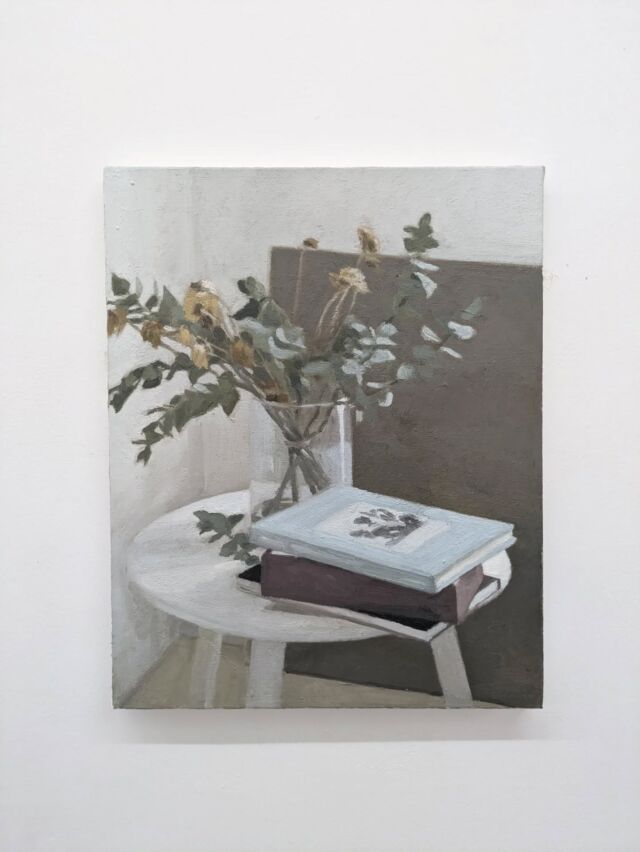 Dernier semaine pour visiter l'exposition @palproject "D'ombre et de lumière" de @maximebiou  lauréat du Prix du Portrait / Bertrand De Demandolx-Dedons en 2016 pour les #amisdesbeauxartsdeparis  

Ce sont de petites choses que Maxime Biou représente, de celles qui passent  habituellement devant nos yeux sans qu’on les voit vraiment ; les objets nécessaires et  anodins du décorum quotidien, qui sont les habits mêmes de la banalité. Tout ce qu’on ne  remarque pas vraiment, en somme, lorsqu’on l’aperçoit ailleurs que chez soi : un bol en  faïence, une plante verte dans son pot, un bouquet de fleurs sur le point de faner, une pile  d’assiettes creuses dont la teinte se confond avec celle du meuble sur lesquels on les découvre  posées comme par accident [...].

@gregoirelubineau

#palproject #maximebiou soloshow contemporaryart emergingartists galleryopening parisexhibition artcontemporain artemergent jeunecreation artinparis artoftheday