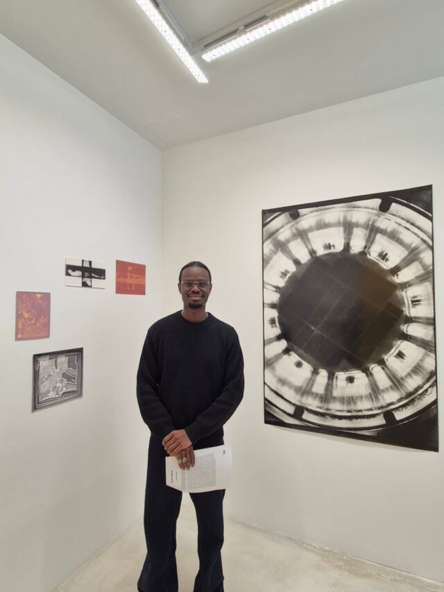 Faire partie des Amis des Beaux-Arts de Paris, c’est contribuer à dénicher, soutenir et accompagner les jeunes artistes de demain.

En images, retour sur la visite de l'exposition de @winca4 Winca Mendy à la @galerienicolassalloum 

La Galerie présente « Hypersignal », première exposition personnelle de Winca Mendy lauréat de la bourse des Amis en 2025.

Emprunté au vocabulaire de l'imagerie médicale, le titre désigne une anomalie lumineuse, une intensité qui déborde la simple reconnaissance des formes. À travers des tirages lumen, impressions argentiques, photographies infrarouges et archives radiographiques, Winca Mendy explore l'image comme phénomène instable, produite par des réactions chimiques, lumineuses et organiques plutôt que comme une représentation fixe du réel.

Des moments privilégiés de découverte et d’échange au cœur de la création contemporaine.

#AmisDesBeauxArtsDeParis #JeunesArtistes #ArtContemporain #SoutienALaCreation #BeauxArtsDeParis Culture ArtEmergent