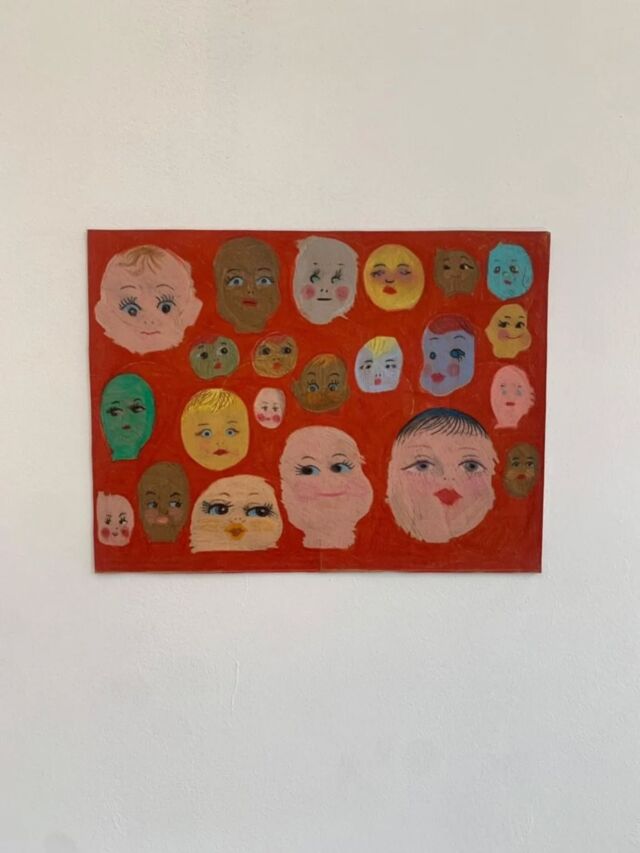 En images la visite à la galerie @pony.montreuil de l'exposition de l'artiste Anaïs Fontanges @anais____98

Pony est une galerie associative fondée par Elise Fourché @ei3oue et César Kaci @ceiz
César Kaci, diplômé des @Beaux-Arts de Paris en 2021, a reçu le prix du portrait pour les #amisdesbeauxartsdeparis en 2018.

Anaïs Fontanges transgresse les injonctions à la passivité qui pèsent sur les corps féminins, cette manière dont l’imaginaire commun façonne les contours d’un rôle à habiter, d’une forme à remplir. À travers des figures stéréotypées et grotesques, elle questionne les représentations extrêmes d’une fém- inité imposée. Son travail cherche à atteindre une voix intérieure enfouie sous des images construites, assignées, subies.

#anaisfontanges #anais98 #pony #ponymontreuil  #artcontemporain #artcontemporain #artist ##amisdesbeauxartsdeparis #beauxartsparis #fineart