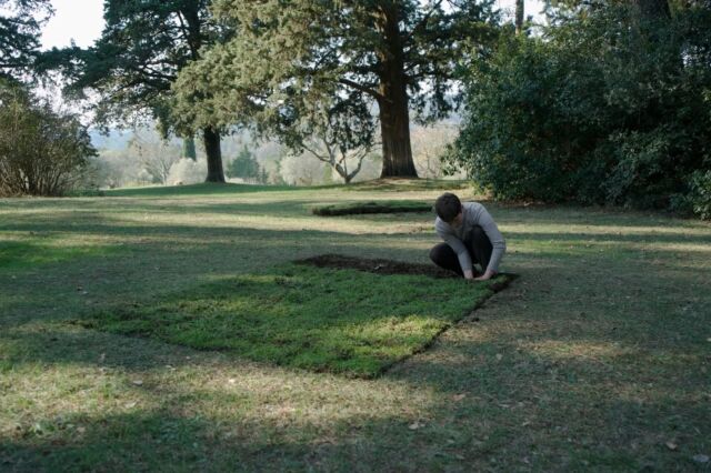 Focus sur les lauréats des bourses 2025 des #amisdesbeauxartsdeparis

@carolineailleret Caroline Ailleret diplômée en 2024

"Engagée dans une recherche artistique articulée autour du geste, de sa portée politique et de sa poésie, mon travail se déploie dans un champ media pluriel et ouvert (performance, installation, vidéo, langage). Mes actions, non spectaculaires et silencieuses, génèrent des situations ambiguës et dirigent vers un espace de trouble que je pense intéressant d’investiguer. J’agence avec précision le cadre et le hors-champ de mes propositions, cherchant à étendre la notion d’espace, à déplacer les attentions".

📷
J’ai inséré, au sein d’un jardin, une parcelle de la terre d’enfance du propriétaire.

Geste temps vivant, 2023

Performance/installation en deux actes, 2 jours · Acte I : Granville, Normandie ; Acte II : Montauroux, Var · Terre sablonneuse, végétaux, nutriments, microorganismes · Photographie de documentation © François Grange. Projet réalisé avec le soutien de Dior Parfums

#contemporaryart #beauxartsparis art artist contemporaryart beauxartsparis art artist  arts