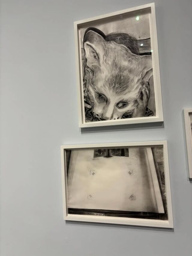 Les visites des Amis des Beaux-Arts de Paris
Dans le cadre du Bicentenaire de la photographie, le @drawinglabparis — laboratoire d’expérimentation et de diffusion du dessin contemporain — propose une exposition collective consacrée aux liens entre photographie et dessin.
En 1826, Nicéphore Niépce réalise la première prise de vue photographique. À la même époque, son contemporain Henry Fox Talbot imagine la photographie comme un « crayon loyal », capable de saisir naturellement l’écriture des ombres et des lumières. Il nomme également « dessins photogéniques » les photogrammes, ces impressions obtenues par contact direct, qui constituent l’un des prémices de la photographie comme procédé de fixation de la lumière.
Une exposition qui invite à regarder autrement les relations entre trace, lumière, geste et image, et à découvrir comment le dessin et la photographie se répondent, se prolongent et se transforment.
Visite commentée par @aurelie._.baron directrice artistique du Drawing Lab.