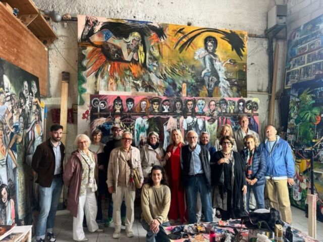 Régulièrement les #amisdesbeauxartsdeparis visitent les ateliers des artistes des @beauxartsparis en image celui de 
@ludivine.gonthier lauréate de la bourse F.P. Journe pour les #amisdesbeauxartsdeparis en 2024 

"Née en 1997 et ayant grandi sur l’île de La Réunion, Ludivine Gonthier s’exprime à travers la peinture à l’huile pour raconter des fragments de vie et transmettre ses émotions. Diplômée des Beaux-Arts en 2022, elle travaille sur des formats variés, allant des petits tableaux intimes aux grandes toiles immersives, avec une attention particulière à l’énergie et aux couleurs.

Son travail puise son inspiration dans son environnement, les objets du quotidien, les souvenirs, et les événements marquants de sa vie. Les personnes qui l’entourent, qu’il s’agisse d’amis proches ou de rencontres éphémères, occupent une place essentielle dans son univers pictural. L’autoportrait, également très présent dans sa pratique, lui permet de se questionner et de se dévoiler avec sincérité.

À travers ses œuvres, Ludivine cherche à capturer des instants de vie, en transformant l’intime en quelque chose de plus universel, capable de résonner chez ceux qui regardent."

📷
« Sacha, Robin et Ludivine » , 2023, huile et fusain sur toile 265x205cm Biennale de Lyon 2024

« Portrait de mon groupe », 2023-2024, brou de noix, fusain, pastel et peinture à l'huile 400x210 cm Biennale de Lyon 2024

#ludivinegonthier #galeriestrouk #stroukgallery #figurationlibre #figurationnarrative #matignonsainthonore #CPGA #exposition #art #galerie #beauxartsdeparis #beauxartsdeparis #fineart #artcontemporain #ecoledart #fineartschool #emergingartist #youngcontemporaryartist