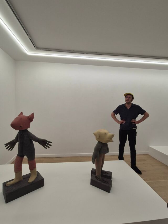 Les #amisdesbeauxartsdeparis ont eu le plaisir de visiter l’exposition de @max.coulon  lauréat du Prix des Amis 2021, en présence de l’artiste. Galerie Romero Paprocki @romeropaprocki

Un taureau ailé, un chien aux pinces de crabe, un surveillant à tête de canard : une foule excentrique nous fait face. À la fois loufoques et familières, ces figures composent une communauté improbable, quelque part entre la cour d’école et le café d’une gare.

Dans cette exposition, Max Coulon déploie un imaginaire singulier, mêlant culture populaire, souvenirs d’enfance et références archaïques. Jeux d’échelle et rapprochements inattendus viennent troubler nos repères et nourrir une expérience à la fois étrange et captivante.

Une visite riche en échanges, au plus près du processus de création.

#ArtContemporain #BeauxArtsDeParis #Exposition Artistes