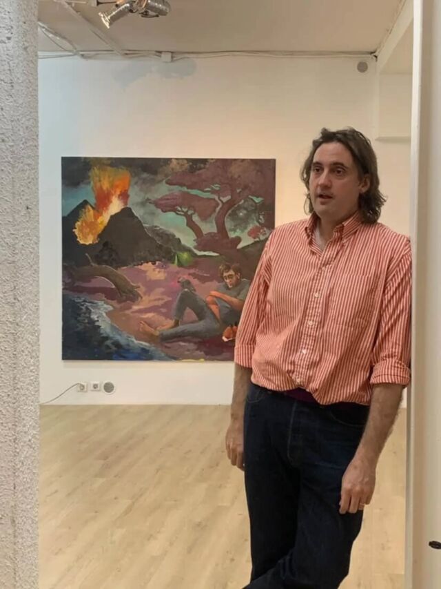 En images la visites de l'exposition "Glitch" de @charles_hascoet @danyszgallery

À la croisée du rêve et de l’autobiographie, Glitch, loin d’être une simple anomalie, est ici revendiqué comme une poétique de l’imprévu, un moment où le système se fissure pour laisser émerger une forme nouvelle. Charles Hascoët – diplômé des Beaux-Arts de Paris en 2014 – nous invite à franchir le miroir d’une peinture où le récit personnel se substitue à la réalité factuelle. Dans ce monde hybride, le quotidien le plus trivial se charge d’une aura fantastique remplie de mystères. Charles Hascoët compose ses toiles comme des paysages émotionnels dans lesquels amour et tendresse servent de boussole morale.

Photo @skymarty