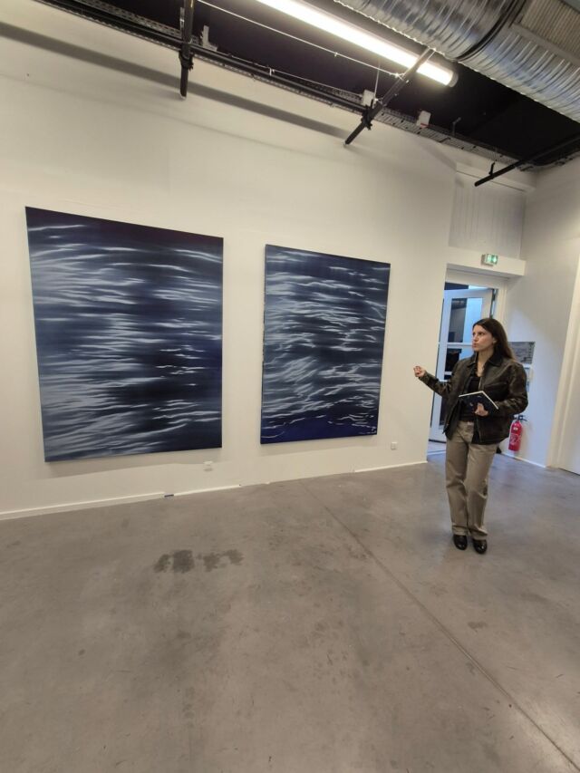 En images la visite des #amisdesbeauxartsdeparis en compagnie de @carolinecorbasson lauréate de la 20ème édition @artcollectorparis / Cornu 1887

Caroline Corbasson, est une artiste franco-canadienne diplômée des @beauxartsparis en 2013.

L'artiste sonde la place de l’Homme dans l’univers au prisme des imaginaires scientifiques et collectifs associés à l’astrophysique et à la cosmologie.

Ses œuvres invitent à une réflexion sur notre perception de l’univers et la place de l’Homme dans celui-ci.