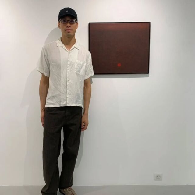 Dernière visite avant les vacances à la @le_clezio_gallery

Comment une trace peut-elle contenir le temps ? Que subsiste-t-il d’un geste lorsque le mouvement qui l’a produit a disparu ?

Réunissant des artistes de générations et d’horizons différents dans le cadre de la célébration du 140e anniversaire des relations diplomatiques entre la France et la Corée, Geste(s), Trace(s) et Souffle(s) explore les multiples façons dont le geste inscrit le temps dans la matière.

À travers la répétition des gestes, l’inscription de rythmes, l’enregistrement d’une présence ou l’émergence progressive des formes, une grande diversité de techniques — dessin, peinture, encre, verre, métal ou papier — devient le lieu d’une attention portée au souffle, à la durée et à ce qui demeure après l’action.

Avec les artistes :

Marine Bikard, Mathieu Bonardet, Jennifer Caubet,  Chang Kai-Chun,Claire Chesnier, Caroline Corbasson, Farid Kati, Lee Bae, Lee Ufan,Li Xin et Hanna Råst