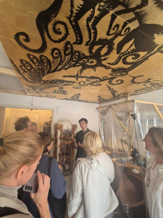 Les Amis ont visité l’atelier de l’orfèvre et artiste @josepharzoumanov , lauréat du Prix Khalil de Chazournes  pour les  Amis des Beaux-Arts en 2025.

Depuis l’enfance, Joseph Arzoumanov collectionne, assemble et crée des univers imaginaires. Son enfance à Casablanca, comme ses voyages en Ouzbékistan, en Russie, en Inde et en Arménie, ont nourri son goût pour l’exploration et la découverte.

Il façonne des cités minutieuses, des vestiges et des statuettes chargés de symboles, inspirés par les traces visibles et invisibles de son histoire familiale. À travers le faste, le scintillement et une extrême précision, il donne naissance aux reliques d’un monde imaginaire, aux trésors qu’il rêverait lui-même de découvrir.
@fondazionedriesvannoten #josep