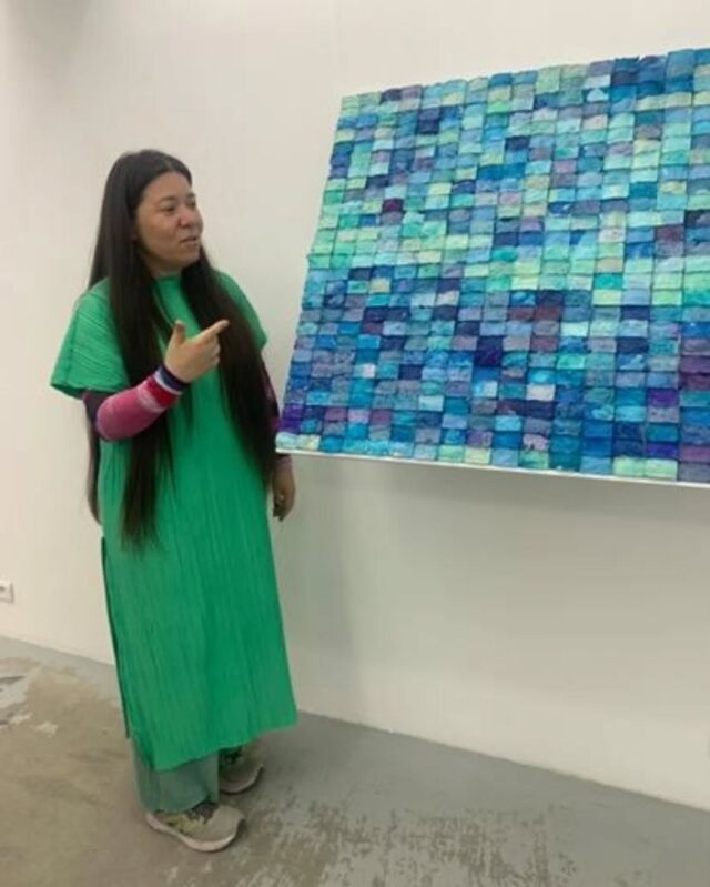 Les #amisdesbeauxartsdeparis ont visité l'exposition personnelle « Les paysages multipliants de Dual » de Natalia Villanueva Linares @nati.work ( diplômé des @beauxartsparis en 2010) @galeriedohyanglee

Comment parler du travail de Natalia Villanueva Linares ? Par où commencer, quand tout semble être en constante évolution, quand chaque œuvre est à la fois trace et devenir ?

Cinq mille mots ne souffraient pas. Car, dans le travail de Natalia Villanueva Linares oui il est ici il est question de nombres, de répétitions, de partitions, de l’infiniment grand et l’infiniment petit, de gestes, de transformations,de bibliothèques, de partages, de générosités, de couleurs, de construction mais aussi de déconstruction, de performances, d’une envie de réunir des multiples pour ne faire plus qu’un ou inversement.[...] Sophie Monjaret

Visuels Marty de Montereau @skymarty

#LesPaysagesMultipliantsDeDual #artcontemporain #artcontemporain #artist #potogtaphy #amisdesbeauxartsdeparis #beauxartsparis #fineart #
#ExpositionPersonnelle #SoloShow