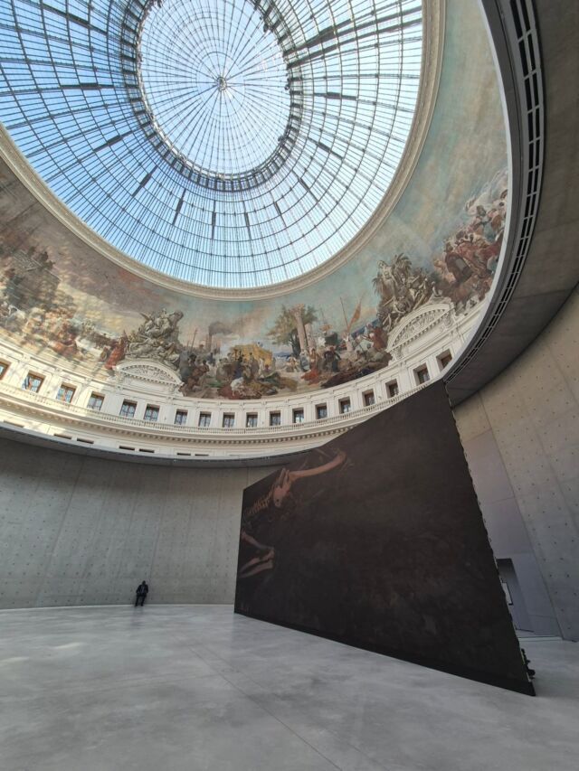 Les #amisdesbeauxartsdeparis ont eu le plaisir de visiter l'exposition "Clair-Obscur" @boursedecommerce
À l'appui d'une vingtaine d'artistes modernes et contemporains de la Collection Pinault, l'exposition « Clair-obscur » traverse, de l'obscurité à la lumière, l'héritage du chiaroscuro qui résonne avec le temps présent. Le musée se métamorphose en un paysage à la fois luministe et crépusculaire, et immerge le visiteur dans une réflexion entre visible et invisible, où s’expriment la matérialité de la lumière et les zones d’ombre de l’inconscient.

Visite en compagnie de @nxferrand