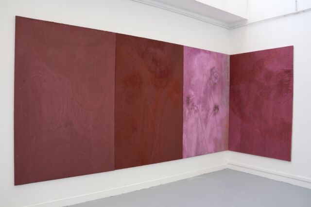FOCUS SUR LES LAURÉATS DES PRIX DES AMIS 2026
Louise Glevéau Guerreiro @lgleveau 
lauréate du prix @thaddaeusropac 
Louise Glevéau Guerreiro est en 5éme année dans  @atelierbernini @beauxartsparis
L’artiste transforme l’espace pictural en un territoire immersif où la matière devient paysage. Préparés à la poudre de marbre, les supports se distinguent par leur minéralité, leur matité et leur texture granuleuse, évoquant les parois d’une grotte qui enveloppent le regardeur.
Sur ces surfaces émergent des figures et des masses évanescentes dont les significations se construisent et se dérobent au fil de l’observation. D’autres panneaux prennent la forme de sensations : la violence d’une pluie torrentielle, l’épaisseur d’un brouillard ou encore la clarté diffuse du jour. Entre abstraction et évocation, les œuvres donnent corps à une nature en perpétuelle métamorphose

📷
Pissenlits, poudre de marbre, acrylique et pigments sur toile, 195 x 520 cm, 2025
Arbres, poudre de marbre, acrylique et pigments sur toile, 195 x 520 cm, 2025
Graminées, poudre de marbre, acrylique et pigments sur toile, 90 x 195 cm, 2025