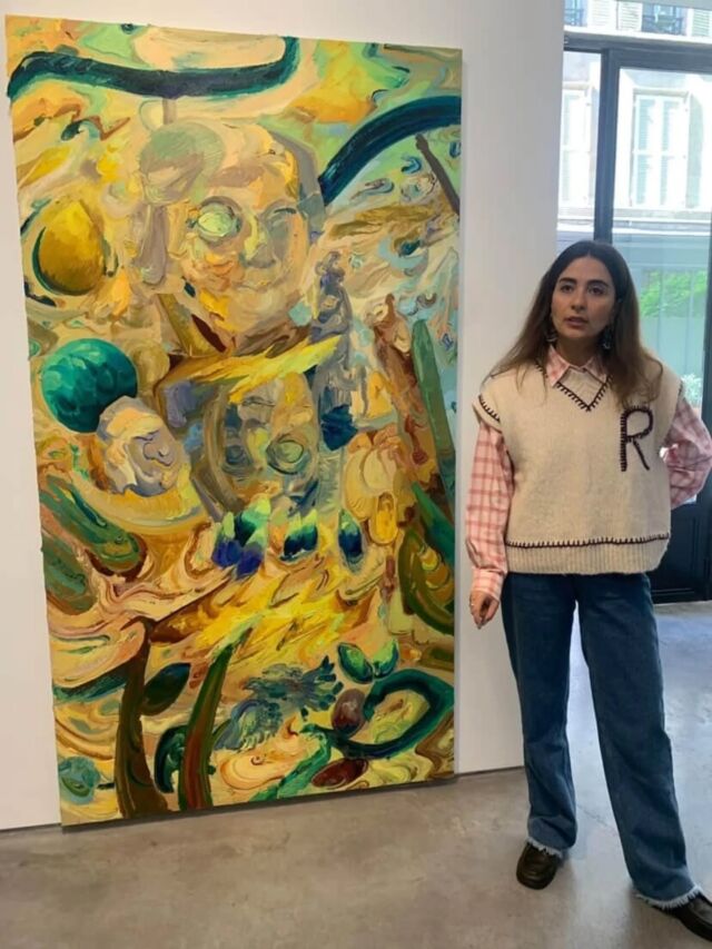 En images la visite de l'exposition « Le sel d’un songe » avec @miryam_haddad @galerieartconcept

Dans la peinture de Miryam Haddad – diplômée des Beaux-Arts de Paris en 2017-, la multiplicité des interactions sensorielles nous perturbe et ne nous promet pas grand confort. On hallucine – cette matérialité presque gênante à l’épreuve de figures qui la hantent, ces ressemblances altérées par les gestes qui écrivent la surface sans l’expliciter. Les conflits du réel et ceux qui nous habitent renaissent sur le terrain de la peinture. Ce qui nous dégage des automatismes de la mémoire et des affects, yeux grands ouverts. Une guerre fait rage contre moi et en moi… Étranger.

Extrait du communiqué de presse par Marie Muracciole
Photo @skymarty