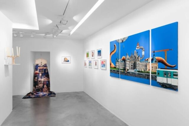 En images l'exposition «Il était une fois Enthéorie » de Jérémie Danon,  lauréat du prix agnès b. en 2023 @galerieericmouchet

 @jeremiedanon 

« Que reste-t-il du conte quand il cesse de rassurer ? Quand ses héros vacillent, que ses princesses se sentent trop à l’étroit dans un destin tracé, et que la morale s’efface dans l’ombre portée du désir ? En nous entraînant dans un royaume flottant situé entre l’enfance et le désenchantement, où les récits merveilleux deviennent les miroirs brisés d’identités en quête de vérité, Enthéorie, le dernier court-métrage de Jérémie Danon livre une interprétation singulière du conte, tout en en renouvellant les codes. Il ne se contente pas d’utiliser ce genre comme cadre narratif ; il le déconstruit en même temps qu’il en explore les possibilités critiques. Le conte, s’il est censé canaliser les fantasmes, devient ici le lieu même où s’expriment des formes d’existence que les normes sociales tentent d’étouffer, à défaut de pouvoir les assimiler. Ce ne sont pas des pulsions à maîtriser, mais des identités en quête de formes, des subjectivités en mouvement, qui refusent de se laisser assigner à une catégorie. »

Extrait de « Et ils vécurent… Et iels vécurent ! » par @matthieu_lelievre

 Photo @hlmnshaf

#artcontemporain #contemporaryart #pgmap