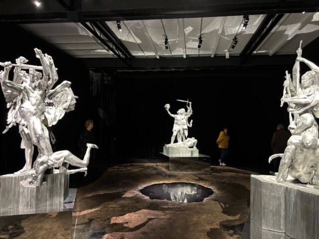 En images la visite des Amis des Beaux-Arts de Paris au @reiffers_initiatives

#DanielBuren est le mentor de l’artiste @miles.greenberg pour la cinquième exposition du mentorat 2025, présentée au Reiffers Art Center.

Cette cinquième édition du mentorat Reiffers Art Initiatives est marqué par une intervention inédite et pérenne de Daniel Buren au Reiffers Art Center. Le duo mentor-jeune talent réunissent au sein d’une même exposition une figure légendaire de l’art contemporain et un performeur et sculpteur d’à peine 28 ans déjà remarqué à la Biennale de Venise ou à New York, Miles Greenberg.
#artcontemporain
#amisdesbeauxartsdeparis