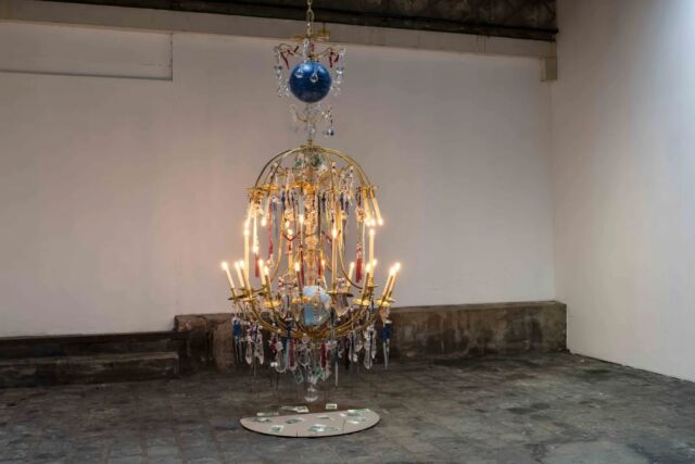 Quelques images de l'exposition "Quand les artistes pensent l'économie" @topographiedelart visité par les #amisdesbeauxartsdeparis en compagnie du commissaire Françoise Paviot

L’exposition « Quand les artistes pensent l’économie », explore les liens entre l’art et les dynamiques économiques contemporaines.

Cette exposition réunit des artistes tels que Rudolf Bonvie, Joan Fontcuberta et Alfredo Jaar, qui interrogent les enjeux financiers, les mécanismes du capitalisme et les représentations économiques à travers leurs œuvres.

Crédit photo Catherine Rebois

#topographiedelart #francoisepaviot #espacetopographiedelart #rudolfbonvie #blancacasasbrullet #joanfontcuberta #alfredojaar #benjaminloyauté #pascalmaitre #gillesmahé #jurgennefzger #tonyoursler #anneetpatrickpoirier #dianathorneycroft #yvestremorin #veraröhm #allansekula #jeanmariebaldner #sophiecras #brunosoulier #séverineballon