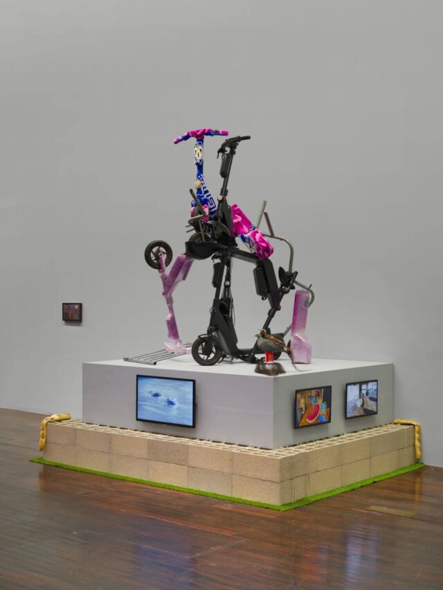 Focus sur les lauréats des bourses des #amisdesbeauxartsdeparis en 2025  Chadine Amghar @la__chadepretty 

"Mon travail se construit à partir des observations de mon environnement et de mes expériences quotidiennes. Je m’intéresse à ce qui m’entoure : les objets banals, les scènes de rue, les gestes anodins. J’aime me penser comme une spectatrice de la rue, flâner en prêtant attention aux détails négligés, aux formes familières, aux usages détournés.
Je travaille principalement avec des objets communs, pratiques, souvent bon marché : une éponge ménagère, une trottinette électrique, une touillette à cocktail, un parpaing ou encore une baguette de pain. Ces objets, presque invisibles tant ils sont intégrés à notre quotidien, deviennent matière à réflexion et expérimentation. Ils racontent aussi quelque chose des flux contemporains: de la production mondialisée à la consommation de masse. Je cherche à dépasser la simple fonction de ces objets. Une pièce me semble réussie quand la question de l’usage s’efface au profit d’un enchevêtrement libre de formes, de couleurs et de textures. Toutes ces choses deviennent pour moi des matériaux artistiques à part entière et renvoient à une certaine culture populaire, à des récits d’immigration, à des formes de bricolage urbain. Histoires silencieuses, croisement d’identité, spectacle ordinaire, mon travail cherche à donner une forme solide à ce qui est précaire".

📷
MÉSOCLIMAT, 2025 - Agitatrice, abondance, 2025

#contemporaryart #beauxartsparis