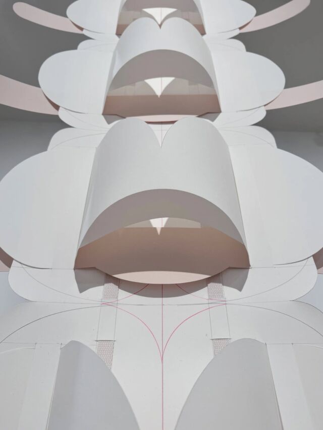 À partir de ce vendredi 29 août, @artorama_marseille ouvre ses portes, @dilalica participe pour la première fois en présentant le travail de @chloe_vanderstraeten lauréate de la bourse des #amisdesbeauxartsdeparis et @huaqi__.
Les recherches des deux artistes se situent à l’intersection de l’artisanat et des méthodologies du design : à travers les éléments graphiques et le dessin, dans le cas de Chloé, et à travers le textile, dans le cas de Huaqian, ils développent leurs pratiques avec une attention minutieuse portée au corps et à ses processus, en utilisant l’échelle, les matériaux et les structures qui les accueillent pour repenser la relation entre le technique et le sensible.

📷 colonne2 2025 FRACAmiens photoIrwinLeullier

 #artorama #marseille #artcontemporain #artcontemporain #artist ##amisdesbeauxartsdeparis #beauxartsparis #fineart