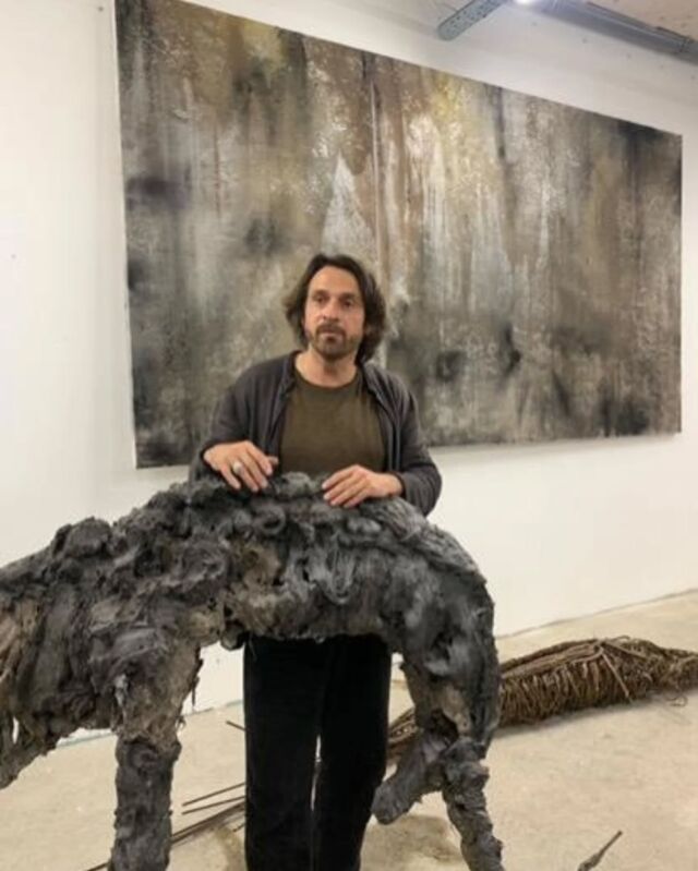 En images la visite des #amisdesbeauxartsdeparis de l'atelier de @lionel_sabatte (diplômé des @beauxartsparis en 2003), convoquant tour à tour la peinture, le dessin, la sculpture et la photographie, Lionel Sabatté déploie un imaginaire protéiforme évoquant souvent la nature, mais aussi les phénomènes liés aux manifestations du vivant et à sa fragilité.

Son expression peut aller d'une figuration sensible jusqu'aux lisières d'une abstraction tellurique en s'appuyant sur des recherches de matériaux parfois inhabituels, étonnants qui interpellent nos systèmes de valeur (poussières, oxydations, pigments naturels, peaux mortes, par exemple).

Visuels Marty de Montereau @skymarty

#artcontemporain #ecoledart #fineartschool #emergingartist #youngcontemporaryartist #lionelsabatte