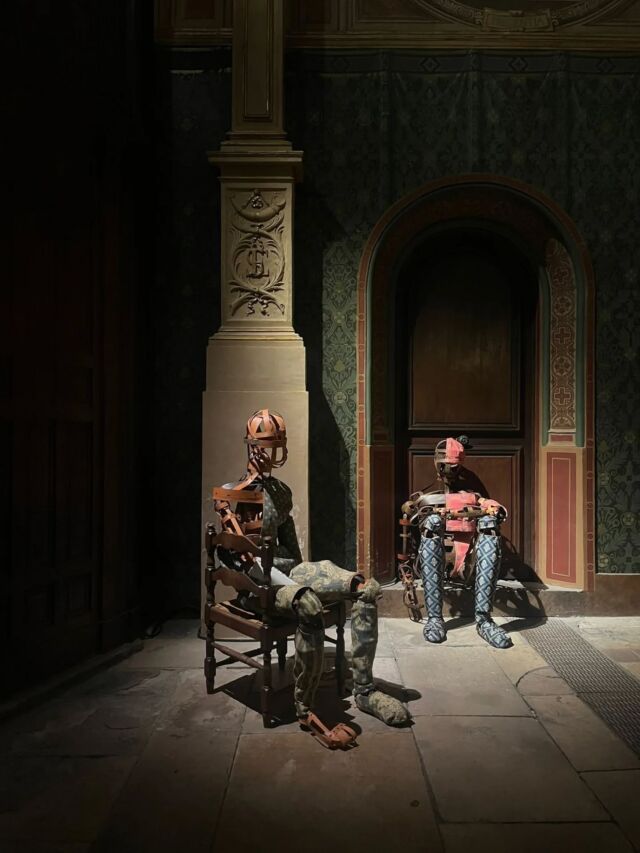 En images l'installation de Liselor Perez étudiante en 5e année @beauxartsparis les #amisdesbeauxartsdeparis ont pu l'admirer en compagnie de la commissaire @marchand.julia

Lauréate du Prix @rubismecenat 2025 en partenariat avec @eglisesainteustache et @beauxartsparis , Liselor Perez, présente une installation inédite d’un ensemble de pantins disséminés dans la nef principale et les chapelles latérales.

« Mon installation se présente comme une exploration poétique des tensions existentielles : le corps, fragile et en quête d'élévation, face à l'architecture, intemporelle et immuable. » Liselor Perez

 #artcontemporain #artcontemporain #artist ##amisdesbeauxartsdeparis #beauxartsparis #fineart
Modifié · 6 j