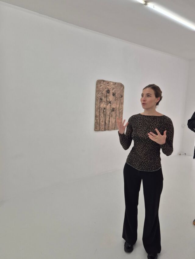 En images la visite de l'exposition de @inchauspe.victoire diplômée des @beauxartsparis en 2022 à la  @galeriejousseentreprise 
 « Armoires vides »  titre de l'exposition évoque de manière implicite une succession de gestes et d’actions. Il suppose qu’une armoire ait été remplie, pour ensuite être vidée de son contenu. Mais pourquoi décide-t-on un beau matin de la vider ? À quelles urgences, nécessités ou obligations répondons-nous ?

#artcontemporain
#gallery #paris #youngartists