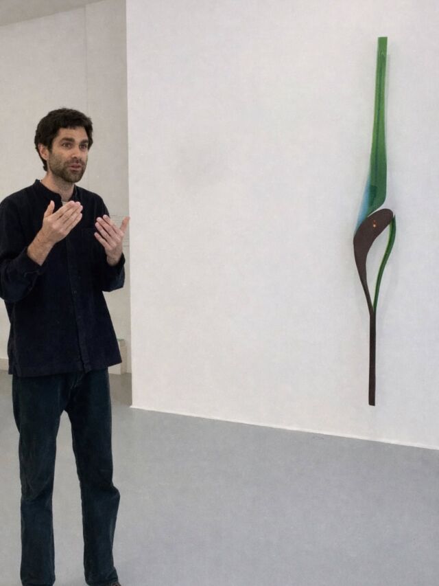 En images la visite des #amisdesbeauxartsdeparis @rxslaggallery
La galerie présente simultanément "Plans de lumière " et "Corps latents", deux expositions consacrées aux travaux récents de @justinweilerstudio - diplômé des Beaux-Arts de Paris en 2017 et @francoismaurin_ diplômé en 2013.

Sur le commissariat de @henrivanmelle

Tous deux formés par le dessin, ils en ont fait un principe de construction qui continue d’informer leurs pratiques. Chez Justin Weiler, les œuvres se déploient à travers le verre et l’encre de Chine sur papier. La transparence des matériaux, la superposition des plans et les variations lumineuses produisent des espaces perceptifs instables, où l’image apparaît progressivement, dans la durée et dans le déplacement du regard.

Les sculptures murales de François Maurin, réalisées en bois sculpté et résine, engagent quant à elles un rapport direct au corps et à la présence. Leurs formes verticales, creusées et mises en tension par la ligne, se situent à l’équilibre entre rigueur structurelle et dimension organique. Le mur devient un plan d’appui à partir duquel le dessin se prolonge dans la matière. [...]Henri van Melle