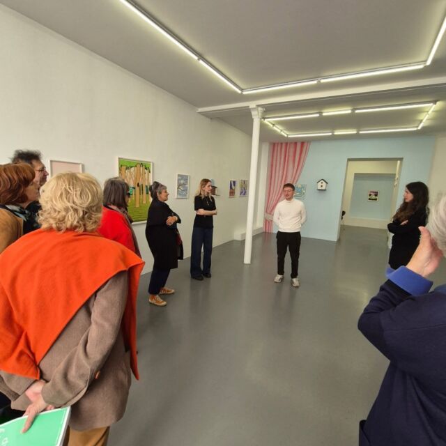 Quelques images de la visite de l'exposition "LE MONDE DANS UN GRAIN DE SABLE" en compagnie de l'artiste @max.verdier @galerieasbenichou

Pour sa deuxième exposition personnelle à la galerie, Maxime Verdier (diplômé des @beauxartsparis en 2017) présente un ensemble d’œuvres inédites de dessins et maquettes nous plongeant dans son univers poétique et fantasmagorique.

Ses œuvres, décrites comme son terrain de jeu, sont teintées d’onirisme, d’étrangeté et de fiction.

Entre dessins et installations, l’exposition immersive « Le monde dans un grain de sable » est une balade mentale dans l'univers poétique de l'artiste à laquelle le spectateur est convié.

#maximeverdier #soloshow #dessin #contemporarydrawings #contemporaryart #artcontemporain #galerieannesarahbenichou #galerieASBenichou