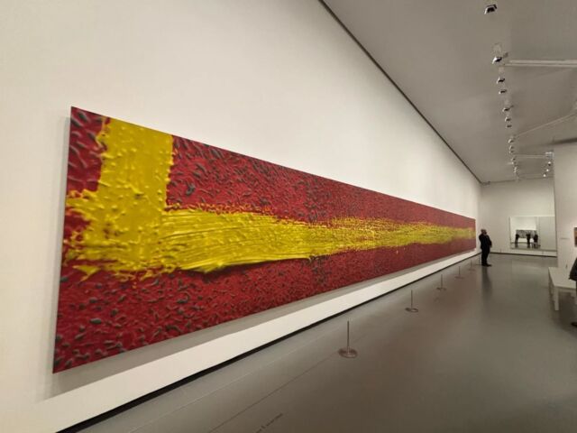 En images la visite des #amisdesbeauxartsdeparis de l'exposition  #GerhardRichter @fondationlv

Dans la continuité des expositions monographiques consacrées à des figures majeures de l’art des XXᵉ et XXIᵉ siècles — telles que Jean-Michel Basquiat, Joan Mitchell,  parmi d’autres — la Fondation Louis Vuitton dédie l’ensemble de ses espaces à Gerhard Richter, considéré comme l’un des artistes les plus importants de sa génération.

Gerhard Richter fait ici l’objet d’une rétrospective inédite par son ampleur et sa temporalité, réunissant 275 œuvres de 1962 à 2024 — peintures à l’huile, sculptures en acier et en verre, dessins au crayon et à l’encre, aquarelles et photographies peintes. Pour la première fois, une exposition propose un panorama complet couvrant soixante ans de création dans la pratique d’un peintre d’atelier.

#contemporaryart beauxartsparis art artist contemporaryart art artist  artscondorito contemporaryart contemporarypainting