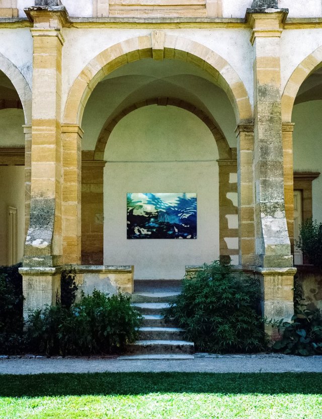 Isabella Hin @isabella.hin lauréate du prix agnès b. en 2017 expose actuellement au Cloître de Paray-le-Monial jusqu'au 29 Juillet dans le cadre de la "Biennale Romanesque" 2025 organisée par Lieux Communs @lieuxcommuns

La Biennale d’art contemporain Romanesque investit onze lieux du circuit des églises romanes du Charolais-Brionnais (Bourgogne) dont le magnifique cloître de Paray-Le-Monial qui accueille les photographies d'Isabella Hin. Dans les autres lieux, des œuvres d’art actuel (peintures, dessins, sculptures, installations, photographies, céramiques, créations textiles…) dialoguent également avec les richesses d’un patrimoine architectural exceptionnel.
Organisée par le CEP et l’association Lieux-Communs, cette 3ème édition de Romanesque invite à un regard inédit sur le territoire du Charolais- Brionnais et son patrimoine médiéval.
Un carnet du visiteur téléchargeable sur le site www.cep charolais brionnais permet de planifier ses visites à la découverte des œuvres de Sonia Aniceto , Zoé Benoit, Camille Bruat, Chloé Girten, Jade Boissin, Isabella Hin, Fantine Isis, Lucie Kerouedan, Eugenia Reznik, Manon Pellan, Kee-Tea Rha et Julie Susset.

crédit photo : Isabella Hin

#art #exposition #LieuxCommuns #sculpture #ceramique #Bourgogne #roman #biennale #artcontemporain #centredetudesdespatrimoines #soniaaniceto , #zoébenoit, #camillebruat, #chloégirten, #jadeboissin, #isabellahin, #fantineisis, #luciekerouedan, #eugeniareznik, #manonpellan, #keetearha, #juliesusset.