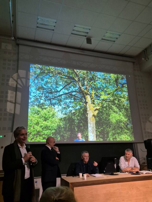En images la Master Class qui précède chaque année le dîner de gala des #amisdesbeauxartsdeparis

Cette année nous avons eu l'honneur d'écouter Fabrice Hyber en conversation avec Pascal Rousseau

Dès ses débuts dans les années 80, puis en devenant l'un des plus jeunes lauréat du Lion d'Or de la Biennale de Venise en 1997, Fabrice Hyber a bénéficié d'une attention croissante sur la scène internationale. Il a exposé dans de nombreux prestigieux lieux institutionnels en France et à l'étranger. En 2018, l'artiste est élu membre de l'Académie des Beaux-Arts.

L'activité et la pensée artistique de Fabrice Hyber, qui se définit comme un artiste quantique, sont constamment traversées par les notions de mutation et de transformation.

De formation scientifique avant d'entrer à l'Ecole des Beaux-Arts de Nantes, l'artiste conçoit son œuvre sous la forme d'un gigantesque rhizome qui se développe sur un principe d'échos. Partant invariablement de la pratique du dessin et de la peinture, il investit tous les modes d'expression et diffuse sans cesse son travail d'un médium à l'autre : « Peu importe la matérialité de l'œuvre, seule compte sa capacité à déclencher des comportements » .

/

Professeur d’histoire de l’art contemporain à l’université Paris I-Panthéon Sorbonne, spécialiste des avant-gardes historiques et des débuts de l’abstraction, Pascal Rousseau a été le commissaire de plusieurs expositions, notamment « Robert Delaunay. De l'impressionnisme à l'abstraction, 1906-1914 » (Centre Pompidou, Paris 1999), « Aux origines de l'abstraction 1800-1914 » (musée d'Orsay, Paris 2003-2004) et, « Cosa mentale. Art et télépathie au XXe siècle » (Centre Pompidou, Metz 2015-2016).

@henrivanmelle @ericdechassey @fabricehyber