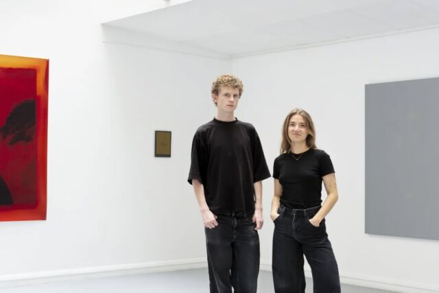 Juliette Barthe (@juliette_barthe_)  étudiante aux Beaux-Arts de Paris & Léonard Berthou (@leonard.berthou) lauréat du prix Thaddaeus Ropac en 2025 pour les #amisdesbeauxartsdeparis font partie de l'exposition "LEND ME YOUR EYES, I’ll give them back later" 
jusqu'à 25 Octobre

Galerie du Crous de Paris @crousparis

11 rue des Beaux-arts, Paris VI

Juliette Barthe et Léonard Berthou explorent chacun leur médium, peinture pour l’une, photographie pour l’autre, en interrogeant les limites matérielles et perceptives de l’image. Leurs œuvres jouent d’effets optiques entre émergence et disparition, perturbant volontairement la stabilité visuelle. 

Tous deux bousculent l’acte de perception et engagent le corps du spectateur dans l’espace d’exposition, soulignant la dimension spatiale de leurs travaux. Leur réflexion s’inscrit dans un contexte d’hyper-digitalisation où l’attention se fragmente. Ils interrogent ainsi les frictions entre le numérique et l’analogique, entre la machine et l’humain, en s’appuyant sur une diversité de techniques telles que le tirage argentique ou les procédés d’impression tout en laissant place à l’inattendue.

Réunies dans un même espace, leurs œuvres instaurent un dialogue plastique et sensible entre deux approches complémentaires de l’image tant dans sa physicalité que dans son expérience : elles jouent des visions multiples et interrogent nos habitudes visuelles par un engagement des corps dans l’espace.

Juliette Barthe et Léonard Berthou sont lauréats de la saison 2025-2026 de la Galerie du Crous de Paris

crédit photographiquee photo portrait : Clémence Purkat. 
crédit photographique vues d'expo : Léonard Berthou.

@crousparis
.
#galerie #art #galerieducrousdeparis #galerieducrous #crous #crousculture #photographie #installation #artcontemporain #beauxartsparis #fête #galery #crousdeparis #cnous #youngartists #students #étudiants #peinture #paris#parisculture #culture@beauxartsparis