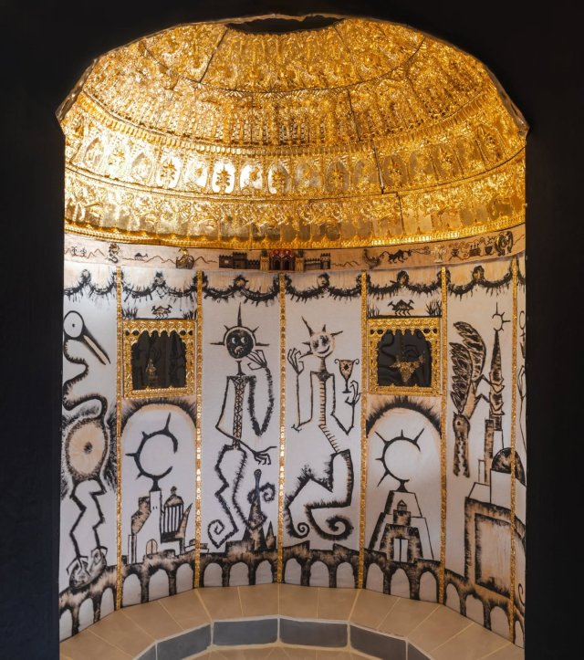 Focus sur les lauréats des prix des #amisdesbeauxartsdeparis en 2025

Joseph Arzoumanov-Dhedin @jo.dhn pour le prix Khalil de Chazournes

Depuis tout petit je fouille, je collectionne, j’assemble, je crée des univers que je rêve et dans lesquels je m’amuse. La partie de mon enfance que j’ai vécue à Casablanca au Maroc fut d’une incroyable richesse dans la découverte d’une nouvelle culture. Mes voyages en Ouzbékistan, en Russie, en Inde et en Arménie m’ont conforté dans ce plaisir de l’exploration. Je veux créer des cités ultra fines, détaillées et précieuses. J’ai envie de créer mes propres vestiges qui sont en partie ceux, visibles et invisibles, que m’a légués ma famille. J’ai envie de créer des statuettes remplies de symboles et d’émotions. Le spectateur se retrouve face aux reliques d’un monde imaginaire. Dans l’intensité du faste, du scintillement, de la minutie et de la forme, je crée les trésors que je rêve de découvrir.

Depuis peu, je découvre la musique de mon grand-père et crée autour de son œuvre, qui me touche profondément. Guidé par cette démarche, j’ai réalisé une première installation dans l’abbatiale Saint-Ouen de Rouen, explorant le lien entre corps, mouvement, scénographie et musique.

Le Mausolée :

Installation multimédia, 300 x 300 x 300 cm, 2023

Matériaux : Pierres précieuses et fines, argent, bronze, mercerie d’or, feuille d’or, bois, céramique, toile, résine

Copyright image : Pauline Verdié

L’Enfant, portrait de Macha Makeïeff :

Joaillerie, impression 3D et broderie, 3.5 x 2 x 11.5 cm, 2022

Matériaux : Pierres précieuses et fines, or 750/1000, argent, bronze, mercerie d’or

Copyright image : Cyril Bardy

Le Violoniste :

Broderie, joaillerie et impression 3D, 7 x 14 x 16 cm, 2024
Matériaux : Pierres précieuses, argent, bronze, mercerie d’or et de soie
Copyright image : Li Cam Vega

#artcontemporain #artcontemporain #artist ##amisdesbeauxartsdeparis #beauxartsparis #fineart