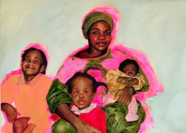 En images l'œuvre de Christian

 @christianbkvv lauréat de la bourse François Dujarric de la Rivière en 2025

"Je peins des corps, des corps noirs. J’ai commencé la peinture avec beaucoup de questionnements en tête sur la contrainte de ces derniers, l’autorité que j’exerce en tant que personne noire - et homme noir - sur mon corps.

« Marcher, parler comme un homme, ne pas tresser mes cheveux »

Les traditions camerounaises m’ont transmis ces injonctions. Ces questionnements inspiraient directement ce que je choisissais de représenter : corps de la femme, mère et enfant, tresses et coiffures … Puis se sont retrouvés au fur et à mesure dans les choix plastiques que j’effectue : que ce soit avec des plans resserrés, comme étouffant le sujet; Ou, au contraire, des espaces de vides, l’absence de contexte, qui permet en quelque sorte aux corps que je peins de respirer, mais qui les isole aussi. Ces questions se retrouvent peut-être également dans la manière dont je travaille la peinture même : en transparence, par dessus une sous-couche rose fuo. Je pense qu’il y a une volonté que la lumière émane de ces corps, la sous-couche se laisse entrevoir : comme si la lumière transcendait la chaire.

Plus que jamais, ma peinture est sans doute une affaire de peau.

De questions plastiques émergent aussi des questions politiques, je peins une peau noire qui devient lumière. Archives familiales et coloniales s’entremêlent dans cette histoire personelle que je tisse".

Donataire fin 2019 d’un legs de François Dujarric de la Rivière, l’association des #amisdesbeauxartsdeparis décernera annuellement, sur décision d’un jury, deux bourses à deux étudiants ayant intégré @beauxartsparis après avoir suivi le cursus de la Via Ferrata.

La via Ferrata est une classe préparatoire intégrée à l’Ecole qui prépare un large panel d’étudiants issus de la diversité sociale, géographique et culturelle aux examens et concours d’entrée dans les établissements supérieurs d’enseignement artistique en France et à l’étranger.

#contemporaryart #beauxartsparis #art #artist #contemporaryart #beauxartsparis #art #artist  #arts#condorito #contemporaryart #contemporarypainting

#oilpainting #painti