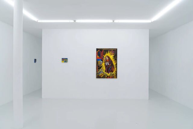 En images l'exposition de @raphaellebenzimra "Aller au désert" @galeriejousseentreprise
Dans ce nouveau corpus d’huiles sur bois et sur toile, Raphaëlle Benzimra - lauréate du prix du portrait Bertrand-Demandolx-Dedons en 2023 - propose une lecture contemporaine de la figure de l’ermite et des solitudes volontaires des saints dans leur quête mystique. Dans ses œuvres figuratives qui s’inspirent des miniatures aux couleurs vibrantes et à l’exécution minutieuse, l'artiste explore le désir de transcendance par la quête de gloire, mais aussi par la solitude et par l’amour. Elle représente des héros dans des mosaïques complexes et riches en détails, traversées par les thèmes du combat et de l’élévation spirituelle.

photos : @max.borderie