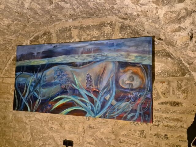 En images la visite de l'exposition LACRYDOLL, Cry me a river !

Le taureau est un jeu de tarot collectif pour lequel chaque artiste a réalisé une arcane.

Initié dans l’exposition Incantations en alienosène : Lacrydoll, au @cwb_paris en octobre, il est ordonné comme une narration autour du conte, Lacrydoll, Cry me a river!, un récit où les larmes deviennent matière première, circulation et force de transformation.

Pensé comme un outil sensible d’interprétation, le tirage invite à lire ses émotions à travers des états de l’eau, permettant ainsi de donner un visage et une voix à des entitées qui semblaient jusque là inertes, en y projetant ses propres affectes.

Avec les artistes : 

@frederiqueaittouati
@laura.bartier
@yannbagot
@marcella.barcelo
@chloebensahel
@borderielegallo
@victorcadene
@carbonneantoine
@claudioocoltorti
@laura_de_coninck
@johan_creten
@wendydelorme
@guillaumedege
@delphine.denereaz
@laurentderobert
@felixdeschampsmak
@yoann_estevenin
@richardgaitet
@charlottegautiervantour
@melanie_m_gentil
@francoishalard
@virginie_ittah
@doucedivry
@chl.jeanne
@youri.johnson
@lilia_medjeber
jeanbaptiste.nee
@acacio_ortas
@margepiard
@picardomario
@l_aurent.proux
@delphinedelaroche
@gabriul_de_la_roche
@hugo.ruyant
@gaelsillere
@mathilda.tv
@lilisignorini
@louisverret

En partenariat avec l’association Tavignanu vivu
@tavignanu_vivu
Installation Tavignanu :

@karl_dagsuszy et @taddei_antonia
Scénographie :

@dewihagard avec @iris_the_mood et fiercomme

Lectures performatives du tarot :

@lilisignorini
@carol.teillard.deyry

Commissariat :

@colinlemoineecrivain

@delphinedelaroche