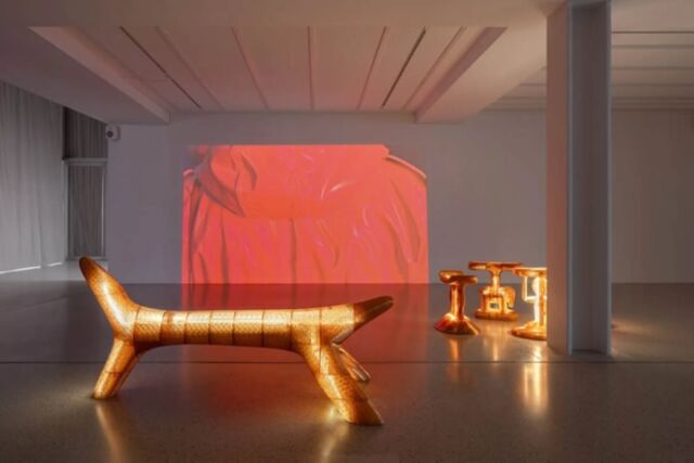 Les #amisdesbeauxartsdeparis ont visité l'exposition « L’argument du rêve » @amie__barouh et @chloequenum @fondationpernodricard

L’argument du rêve s’inscrit ainsi dans un double mouvement, à la fois physique et réflexif, en rassemblant à la fois deux artistes, Amie Barouh – lauréate du programme « l’entrée en collection » en 2020 – et Chloé Quenum – diplômée des Beaux-Arts de Paris en 2011 – , et un philosophe, Mohamed Amer Meziane, avec pour trait commun de mobiliser de façon critique cet espace onirique dans leurs pratiques. Dans une mise en dialogue et en espace inédite et immersive, chacun à sa manière semble ainsi y convoquer le rêve, tel un argument, non pour déceler ce qu’il comporte de réel ou d’illusion, mais bel et bien pour sa capacité à dépasser de telles séparations, en partie héritées de la pensée occidentale, et à créer d’autres formes d’interactions.

Chloé Quenum, Tu respires à ma place sans le savoir, 2026. Installation — Vue de l’exposition L’argument du rêve à la Fondation Pernod Ricard, Paris, 2026

© ADAGP, Paris, 2026. Photo : Nicolas Brasseur

Amie Barouh, O Suno, 2026. Installation vidéo, 25min 45sec — Vue de l’exposition L’argument du rêve à la Fondation Pernod Ricard, Paris, 2026

© ADAGP, Paris, 2026. Photo : Nicolas Brasseur