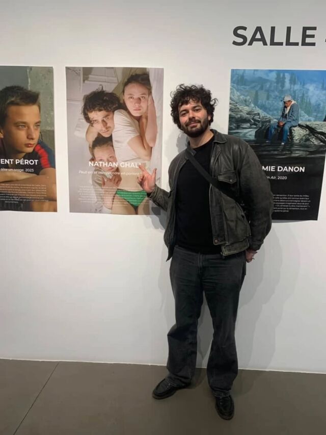 Les #amisdesbeauxartsdeparis ont visité l'exposition "Oscillations" @galeriefillesducalvaire , une exposition conçue sous le commissariat de Clément Cogitore. Réunissant des jeunes artistes vidéo issus de son atelier aux @beauxartsparis , l’exposition met en lumière des oeuvres où narration, réel et expérimentations formelles se rencontrent. La caméra n’est plus un outil d’abstraction, mais un instrument sensible pour approcher l’ici et maintenant, interroger l’altérité, l’intime, la famille ou les territoires lointains.

Avec les artistes 

@theoaudoire & @lovakarlsson

@amie__barouh

@zoe_bdi

@josephineberthou

@te.pirater

@jeremiedanon

@nathan_ghali

@chiahuang_eyes

@chongyan___liu

@rayane.mcirdi

@salomemoindjiegallet

@clement_pg

@carolinerd

@martaskoczen

@eugenietze

@zubkovahanna

Photo @skymarty