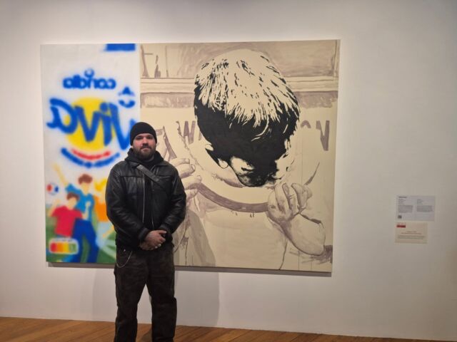 Félicitation @jamesdosa lauréat du programme "entrée en collection " 2025 

"L’espace domestique de mon enfance, saturé d’objets accumulés, a profondément marqué ma perception de l’environnement et de la forme. Ce chaos structuré a influencé ma manière d’aborder l’image : superpositions, juxtapositions et couches successives traduisent une tentative d’excavation de la mémoire, où chaque ajout ou effacement devient un geste d’archéologie intime. Ce dialogue entre accumulation et disparition est au cœur de ma pratique, où le souvenir se reconstruit qu’en se déconstruisant".
.
Fidèle à sa tradition de soutien à la jeune création, les #amisdesbeauxartsdeparis ont décidé de faire entrer dans les collections de l’école des œuvres de jeunes artistes ayant obtenu leur diplôme avec les félicitations du jury.

@beauxartsparis organise tous les ans une exposition des travaux des étudiants ayant obtenu leur diplôme national supérieur d’arts plastiques (DNSAP) avec les félicitations ou mention spéciale du jury.

Les Amis ont décidé en 2018 de sélectionner, après avis d’un jury, l’un d’entre eux et de financer à hauteur de 3 000 € l’une de ses œuvres destinées à enrichir les collections de l’école après avis de sa commission d’acquisition. 

#artcollectors #contemporaryart beauxartsparis art artist contemporaryart beauxartsparis art artist  artscondorito contemporaryart contemporarypainting