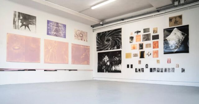 Focus sur les lauréats des bourses des #amisdesbeauxartsdeparis 2025 Winca Mendy diplômé en 2025 @winca4 

"Ma pratique s’intéresse à l’image sous toutes ses formes : photographie, gravure, tirage offset, vidéo, mosaïque, peinture, dessin...

Mon processus créatif tend aujourd’hui à constituer un cycle, la prise de vue précédant l’interprétation de l’image en tant que matrice, puis l’exigence du tirage artisanal. Quels sont les modes d’apparition de l’invisible dans le champ visuel ? Ma démarche, structurée par l’image et l’attention portée à sa production, tente de formuler de possibles réponses à cette question.

La photographie révèle des structures mentales qui sous-tendent notre rapport au réel raisonnement scientifique, contemplation artistique, foi religieuse... Les pratiques et les techniques que j’emploie pour faire apparaître l’image reflètent des processus biologiques, des cycles naturels. Elles permettent d’envisager l’œuvre comme un organisme vivant, chargé de désirs et de peurs, d’instincts archaïques et de significations mystiques".

📷
Afterlife, DNSAP, vues d’exposition, 2025 
Lotus Verso, tirage lumen sur papier baryté, 2025

#artcontemporain #contemporaryart pgmap