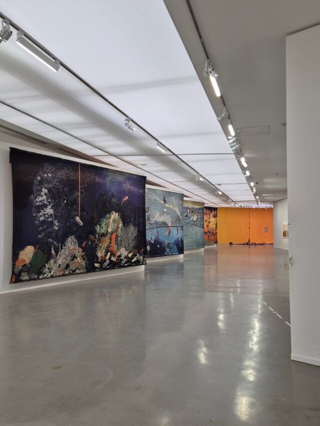 Les #amisdesbeauxartsdeparis ont eu la chance de découvrir l'exposition monographique de l’artiste @otobongnkanga  au @museedartmodernedeparis 
en compagnie d @odileburluraux urluraux, co-commissaire

Depuis la fin des années 90, Otobong Nkanga (née à Kano au Nigeria en 1974 et vivant à Anvers en Belgique) aborde dans son travail des thèmes liés à l’écologie, aux relations entre le corps et le territoire, créant des œuvres d’une grande force et d’une grande plasticité.

À partir de son histoire personnelle et de ses recherches témoignant de multiples influences transhistoriques, elle crée des réseaux et des constellations entre êtres humains et paysages, tout en abordant la capacité réparatrice des systèmes naturels et relationnels.

#artcontemporain #contemporaryart #pgmap