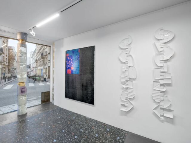 Les #amisdesbeauxartsdeparis ont visité l'exposition "Lutum"  en compagnie de Javier Carro Temboury @temboury @galeriejohnferrere

Lutum est une exposition conçue à deux voix, réunissant les univers d’Alexander Rączka et de Javier Carro Temboury (lauréat du prix « entrée en Collection » décerné par les amis des Beaux-Arts de Paris en 2021 ) . Son titre, du latin lutum, qui signifie « boue », rappelle que le nom antique de Paris, Lutetia, trouve lui aussi son origine dans cette matière première.

La boue, à la fois fertile et instable, devient ici une métaphore partagée : celle d’un sol commun, d’un terreau où se mêlent histoire, mémoire et fictions.

Crédit photo IDC Studio, Gregory Copitet pour la vue d'expo.
Crédit photo galerie john ferrère et Javier Carro Temboury

@galeriejohnferrere @alexander_r_iii @emmaoquigley

@idcstudio_ @gregorycoprophoto

#artcontemporain #contemporaryart #pgmap