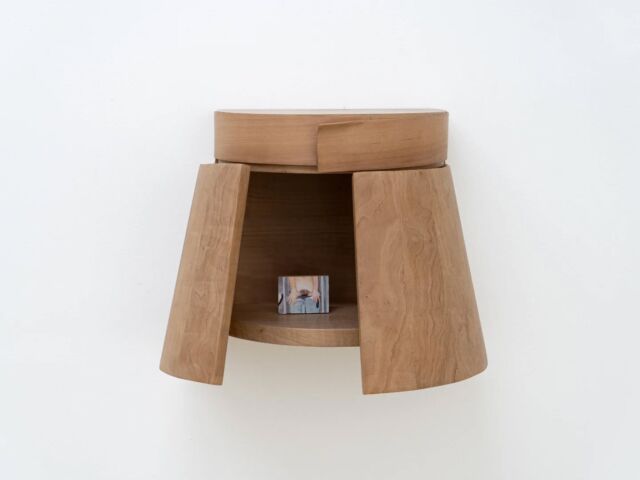 Focus sur les lauréats des bourses des #amisdesbeauxartsdeparis 2025 @marionchaill

Dans son travail, Marion Chaillou mêle sculpture  et peinture pour explorer les dynamiques familiales et sociales à l’œuvre dans l’histoire de l’ameublement occidental. À partir de ce champ lexical, elle réalise des sculptures-socles en bois qui révèlent l’absence de neutralité de ces objets, ainsi que les structures de domination et de pouvoir sous-jacentes. Ses sculptures s’éloignent certes des fonctionnalités d’origine mais laissent subsister des potentialités d’usages personnels.
L’artiste dépose à l’intérieur ou contre ces meubles des peintures, miniatures d’images vernaculaires et consommables à la gouache. Ainsi juxtaposées et prises dans ces structures, elles renvoient au statut de l’image reproduite. Marion Chaillou sélectionne, parmi des photos prises et reçues, celles qu’elle choisit de peindre. Ses gouaches mettent en regard la place du sujet en peinture et l’illusion d’un récit de soi à l’ère  de surexposition aux images médiatiques. Par leur petit format, elles convoquent l’idée de secret propre au mobilier domestique, en particulier féminin. Elles habitent les meubles désertés qui semblent avoir perdu leurs usages et usager·ère·s, ces objets pourtant « si parfaitement domestiqués qu’ils auraient fini par les croire de tout temps créés à leur unique usage. » (Les Choses, Georges Perec, 1965)

« La plus grosse », 2025, gouache sur papier marouflé sur bois, gouache on paper mounted on wood, 4,8 x 6,5 cm, unique

Vue d’exposition / exhibition view 

photo : @max.borderie

#contemporaryart #beauxartsparis