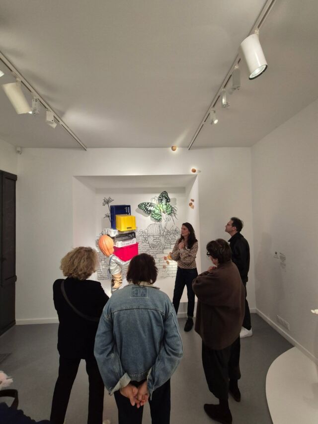 En images la visite de l'exposition « MILLE ET UNE VIES » @espacemontecristo_ en compagnie des commissaires Pauline Ruiz et Jules Fourtine

À travers une sélection de plus de trente sculptures d’artistes français et internationaux, l’exposition Mille et une vies propose un parcours illustrant les différentes facettes de l’individu en tant qu’être naturel et social, intime et universel.

En représentant l’être humain en trois dimensions, les sculptrices et sculpteurs tendent à montrer la face cachée de ce que nous sommes.

Que ce soit de manière organique ou fantastique, les œuvres explorent la notion d’altérité en questionnant l’hybridité qui réside en chacun de nous, ainsi que notre rapport au Vivant, ou la construction de notre identité en société, pour enfin rencontrer les différents visages de cet Autre qui se cache au fond de nous.

#artcontemporain #artcontemporain #artist ##amisdesbeauxartsdeparis #beauxartsparis #fineart