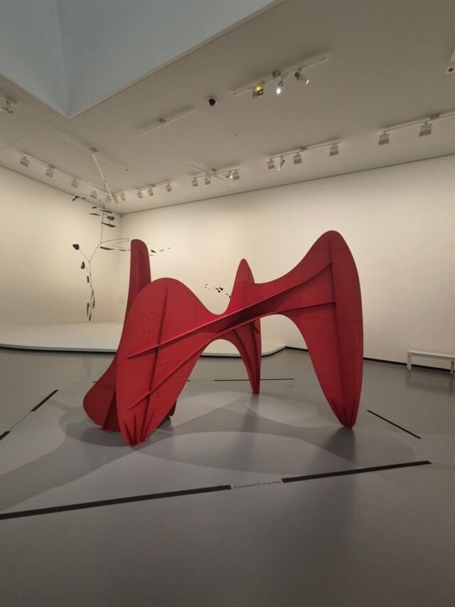Une immersion exceptionnelle avant l'ouverture au pubblic : les #amisdesbeauxartsdeparis ont eu la chance de visiter CALDER. « Rêver en équilibre » à la @fondationlv

À l’occasion du centenaire de l’arrivée en France d’Alexander Calder et des cinquante ans de sa disparition, la Fondation présente l’exposition « Calder. Rêver en équilibre ».

Cette exposition couvre un demi-siècle de création, de la fin des années 1920 et les premières représentations du Cirque Calder qui captivent les avant-gardes parisiennes, à ses sculptures monumentales qui redéfinissent l’idée d’art public dans les années 1960 et 1970. À la Fondation, flottant dans l’architecture des espaces dessinés par Frank Gehry, ses mobiles transforment l’exposition en chorégraphie