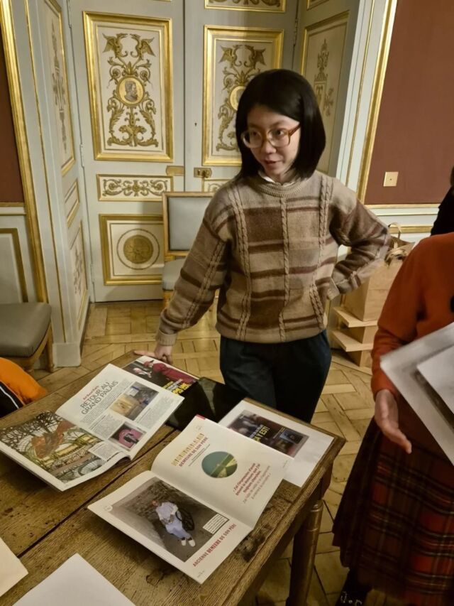 Chaque année, au mois de janvier, les Amis des Beaux-Arts de Paris accueillent les nouveaux adhérents en présentant l' œuvre issue du programme « Entrée en collection ».

Fidèle à sa tradition de soutien à la jeune création, l’association a décidé de faire entrer dans les collections de l’École  @beauxartsparis des œuvres de jeunes artistes ayant obtenu leur diplôme avec les félicitations du jury.

Depuis 2018, les Amis sélectionnent, après avis d’un jury, l’un de ces artistes et financent, à hauteur de 3 000 €, l’une de ses œuvres, destinée à enrichir les collections de l’École après validation par sa commission d’acquisition.

Cette année, nous avons eu le plaisir de découvrir l’œuvre de Ruoxi Jin @ruoxijin_ , diplômée de la promotion 2024.

Issue d’une famille ayant multiples croyances comme le bouddhisme, le chamanisme ou l'animisme, et influencée par sa mère neurologue, Ruoxi Jin considère les objets à la fois comme des karmas matérialisés, des êtres sentients et des biopsies symptomatiques. Elle scénarise des moments figés par l'agencement des objets et leurs assemblages. Ces moments sont souvent silencieux et énigmatiques, révélant les indices d'une présence manifestée par son absence. L'idée de réincarnation est au cœur de sa pratique - elle considère cette mode de pensée ayant le potentiel de nous permettre d'affranchir la barrière entre soi et l'Autre, et de générer l'empathie. Une fois réincarné, l'identité se transforme, une pierre peut devenir un être humain, un être humain peut devenir une abeille, ainsi de suite. Ses œuvres sont souvent accompagnées d'anecdotes semi-fictionnelles et autobiographiques, racontées à l'oral de manière performative par l'artiste.

Travaille de manière in-situ, Ruoxi Jin transforme l'architecture du lieu en un espace d'échos d’une mythologie personnelle.

#beauxartsdeparis #beauxartsdeparis #fineart #artcontemporain ecoledart fineartschool emergingartist youngcontemporaryartist