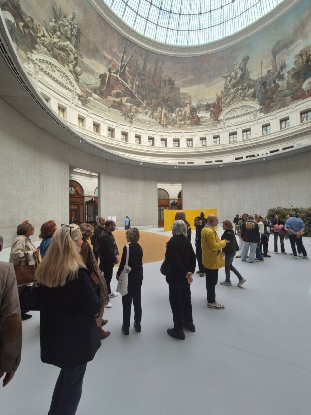 En images la visite des #amisdesbeauxartsdeparis de l'exposition "MINIMAL" @boursedecommerce 
en compagnie de  Nicolas-Xavier Ferrand

La Bourse de Commerce accueille une exposition d’envergure dédiée à l’art minimal qui dévoile plus d’une centaine d’œuvres majeures illustrant la diversité de ce mouvement depuis les années 1960 où toute une génération d’artistes a initié une approche radicale de l’art. Aux côtés des chefs-d'œuvre de la Collection Pinault, des prêts de collections prestigieuses soulignent l’importance historique et la résonance internationale des thèmes qui sont abordés.
#art #art contemporain #pinnault #pinnaultcollection #minimalart #minimal