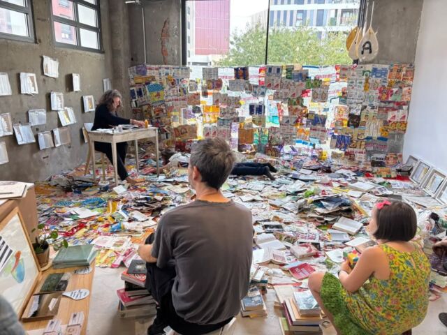 Quelques images de la visite des Amis des Beaux-Arts de Paris 
@madeanywhere.fr
Made Anywhere est à la fois un salon, une série d’expositions, un programme de performances, une Révélation mettant en lumière le livre d’artiste, un lieu de recherche et de rencontres.

Made Anywhere invite artistes, éditeurs et acteurs de l’art à se retrouver, de manière autonome et indépendante, autour des éditions d’artistes, des objets d’atelier ; autant d’œuvres invisibles au marché, décrites comme des objets à réaction poétique, sources d’inspiration et de fascination.

Grâce la contributions et à l'engagement des adhérents, notre association soutient activement la jeune création.
Photo @haf_jem_dif