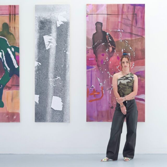 FOCUS SUR LES LAURÉATS DES PRIX DES AMIS 2026
Amalia Khalifa @amalia.khalifa
lauréate du prix Arthur de Baudry d’Asson
Amalia Khalifa est en 5éme année dans les ateliers Perramant et Jouve @beauxartsparis . «  Mon  travail  se  situe  à  l’intersection  de  la  photographie  et  de  la peinture, deux manières de capter et de transformer le monde. L’une fige, l’autre trouble ; l’une capture, l’autre efface. Entre ces deux forces, je cherche un espace où l’image vacille  afin d’ ouvrir un hors temps. Formée par la photographie de rue, j’ai gardé une attention particulière au fragment et au cadre. Je travaille à partir de mes propres prises de vue, que je recompose par le montage, le tirage argentique, le transfert et la superposition. Ce processus vise à déplacer l’image de son statut documentaire  vers  un  espace  instable,  où  elle  devient  matière  et  se fragmente. »

Image 1
Portrait de l’artiste, 2026.
Crédit photo : Félicité Bucchianeri
Image 2
Derrière elle, 2025, transfert et huile sur toile et contrecollage sur bois, 130 × 250 cm.
Crédit photo : Félicité Bucchianeri