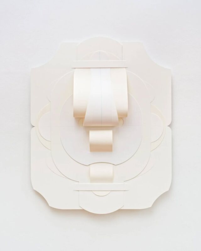 Chloé Vanderstraeten @chloe_vanderstraeten lauréate de la Bourse des Amis des Beaux-Arts de Paris en 2024 fait partie de l'exposition collective "un repas sans champignons est comme un jour sans pluie" au @crac_alsace jusqu'au 11 mai 2025

Chloé Vanderstraeten aborde le médium du papier dans sa matérialité, par le biais du pliage, de la découpe et de l’embossage, en empruntant ses méthodes à la couture. Elle travaille le dessin, la sculpture et l’édition afin d'explorer les frontières poreuses entre architecture, corps et technique. L’artiste nourrit son travail d’iconographies issues des techniques de l’industrie et de l’artisanat, de l’imagerie médicale et des systèmes d’écritures. Les relations entre la vision et le toucher, ainsi que la question du pli, sont centrales dans ses recherches. Son travail questionne la notion d’épiderme, qu’il soit envisagé par la science comme peau biologique, par la culture comme un textile, ou par la chirurgie et l'acupuncture comme zone à suturer ou ponctionner. Sa pratique cherche à cartographier l’économie de notre corps sensible contemporain.

📷 Vue de l’exposition de ‘Un repas sans champignon est comme un jour sans pluie’, CRAC Alsace, Altkirch, 2025. 2025, 75 x 10 x 90 cm, découpage et pliage sur papier.

#artcontemporain #artcontemporain #papier #beauxartsdeparis #artemergent #youngcontemporaryartist #dessincontemporain